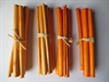 4 små bundter med korte bambus pinde i orange toner.